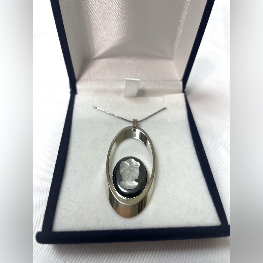 Vintage 925 silver cameo frosted glass with hemp tote necklace from Italy,unworn